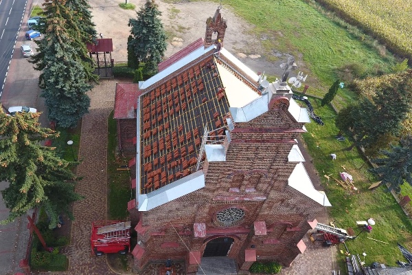 Remont dachu kościoła 